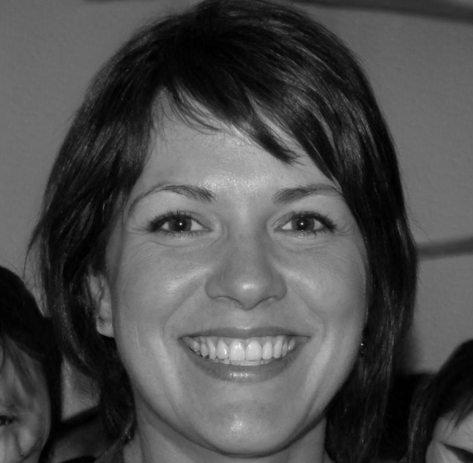 Sarah Müller, Senior Financial Analyst